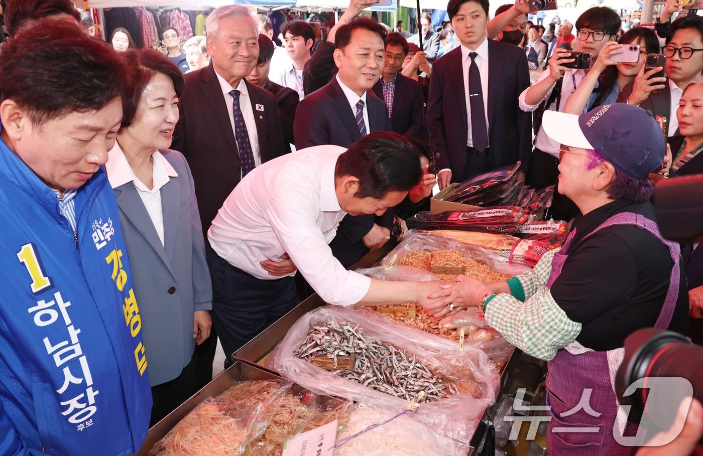 본문 이미지 - 더불어민주당 정청래 대표와 추미애 경기지사 후보, 이광재 하남갑 보궐선거 후보, 강병덕 하남시장 후보가 29일 오후 경기도 하남 덕풍전통시장을 찾아 상인들과 인사하고 있다. 2026.4.29 ⓒ 뉴스1 구윤성 기자