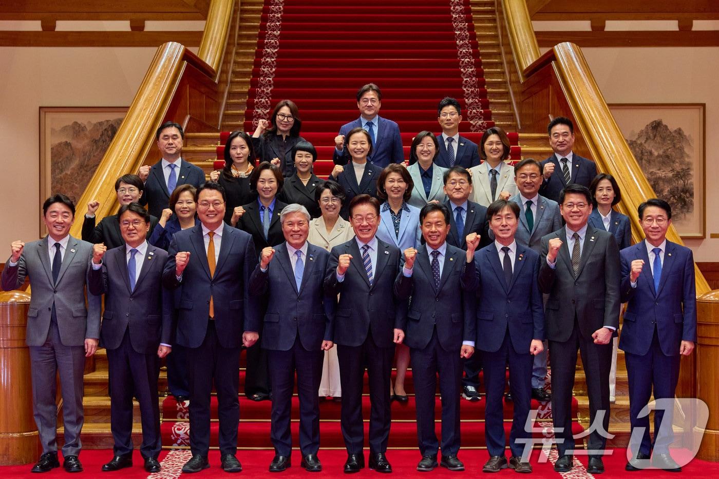 본문 이미지 - 이재명 대통령이 29일 청와대에서 열린 비교섭단체 및 무소속 국회의원 초청 오찬 간담회에서 참석 의원들과 기념촬영을 하고 있다. (청와대 제공. 재판매 및 DB 금지) 2026.4.29 ⓒ 뉴스1 이재명 기자