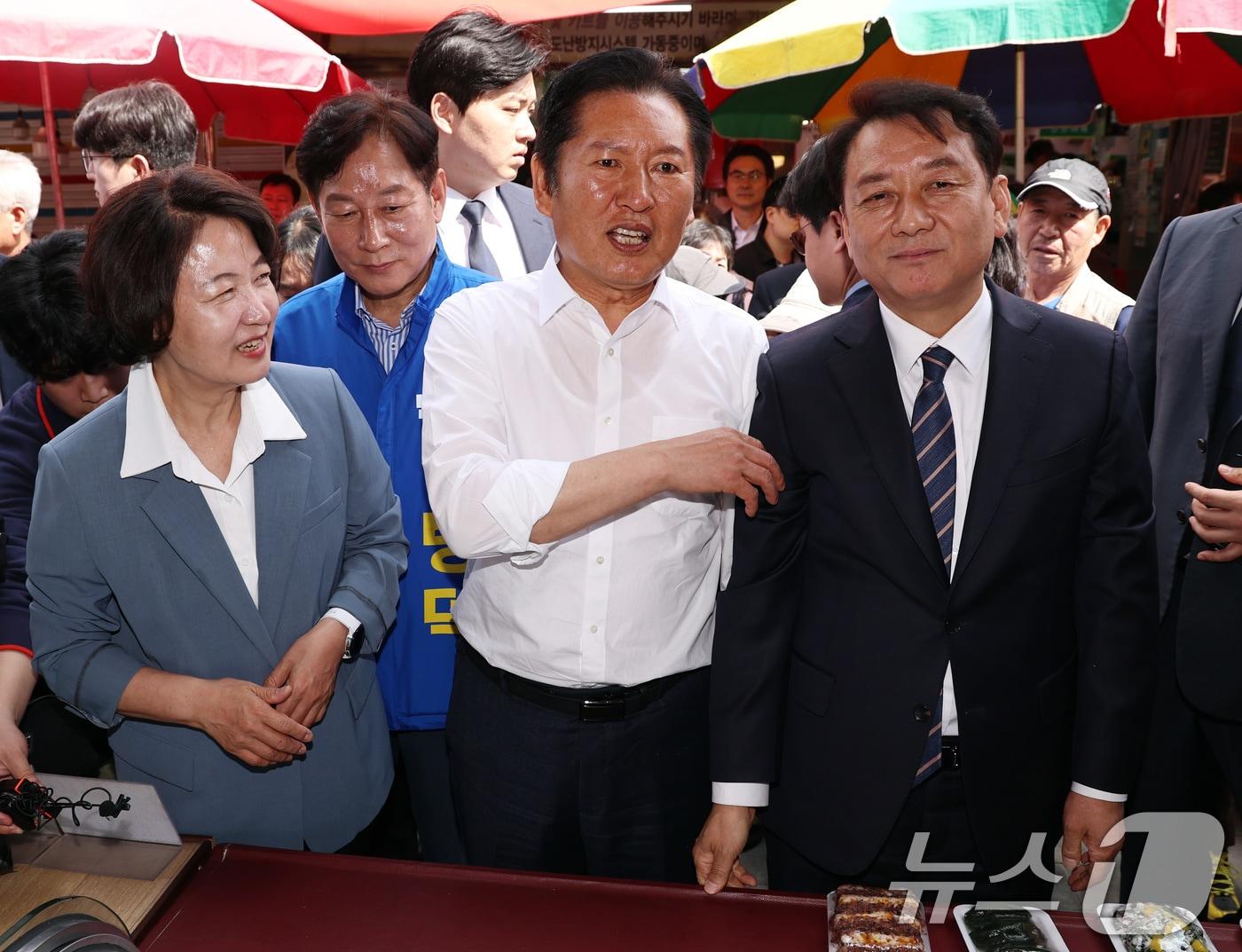 본문 이미지 - 더불어민주당 정청래 대표와 추미애 경기지사 후보, 이광재 하남갑 보궐선거 후보, 강병덕 하남시장 후보가 29일 오후 경기도 하남 덕풍전통시장을 찾아 상인들과 대화하고 있다. 2026.4.29 ⓒ 뉴스1 구윤성 기자