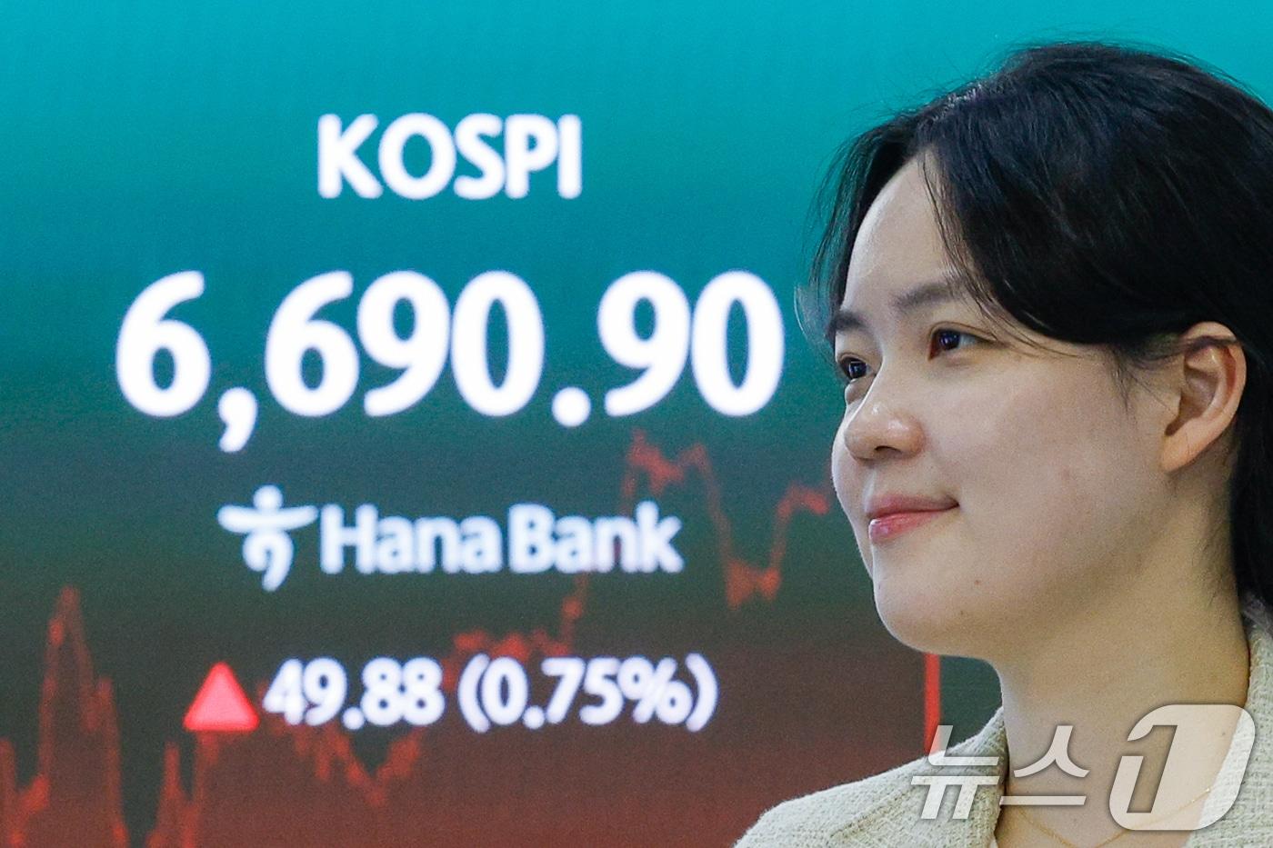 본문 이미지 - 코스피가 종가 기준 사상 최고치를 기록한 29일 오후 서울 중구 하나은행 본점 딜링룸에 종가가 나오고 있다. 2026.4.29 ⓒ 뉴스1 안은나 기자