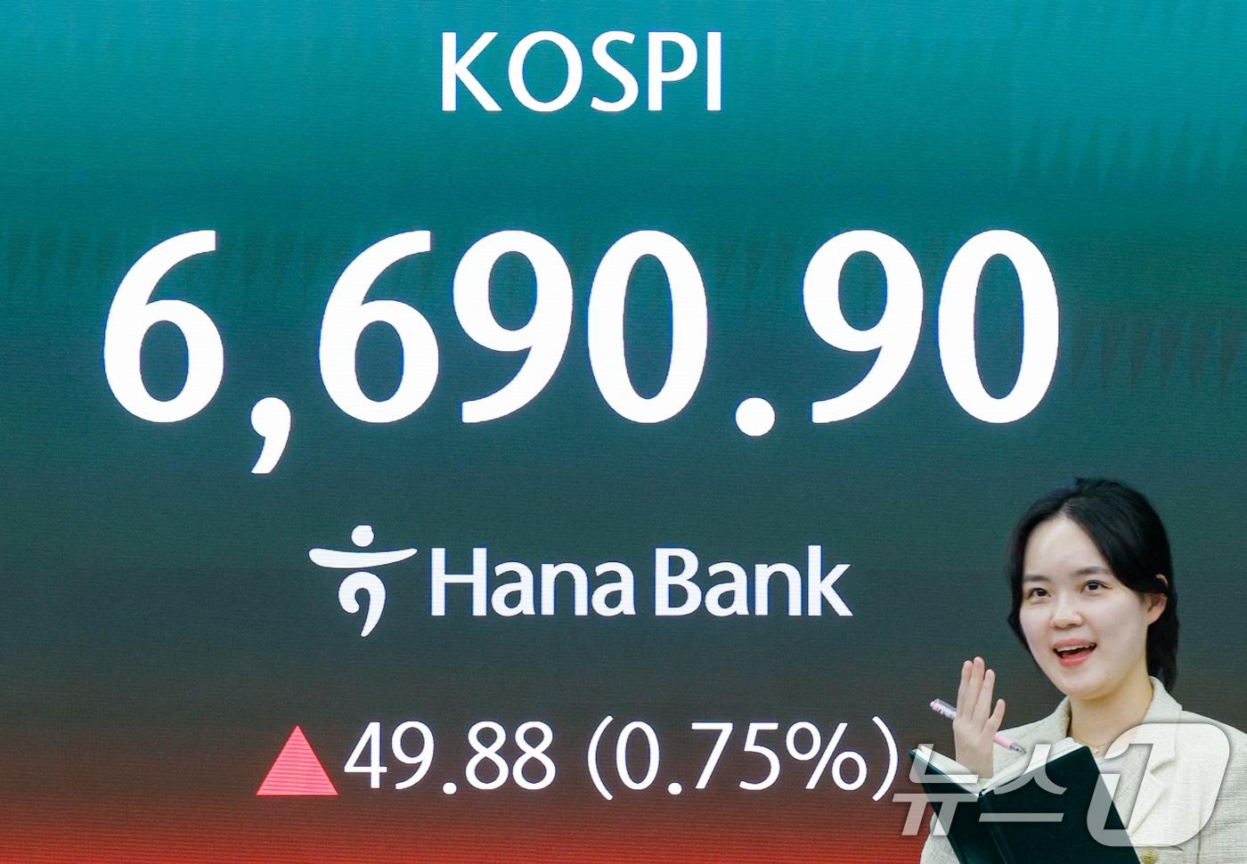 본문 이미지 - 코스피가 종가 기준 사상 최고치를 기록한 29일 오후 서울 중구 하나은행 본점 딜링룸에 종가가 나오고 있다. 2026.4.29 ⓒ 뉴스1 안은나 기자