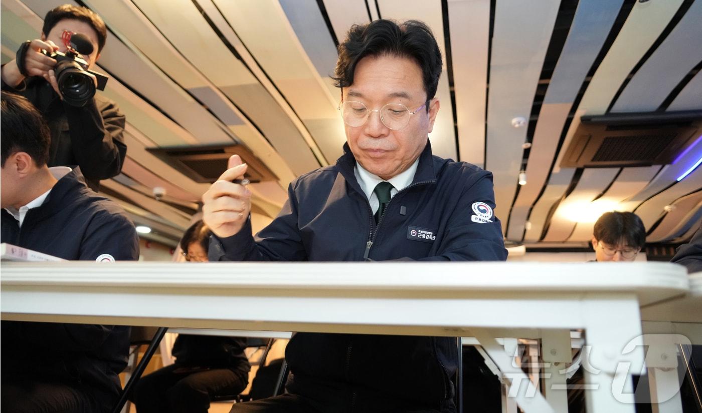 본문 이미지 - 김영훈 고용노동부 장관이 29일 오전 서울 종로구 전태일기념관에서 열린 우수 노동감독관 포상 수여식 및 전태일 평전 이어쓰기 행사에서 필사를 하고 있다. (고용노동부 제공. 재판매 및 DB 금지) 2026.4.29 ⓒ 뉴스1