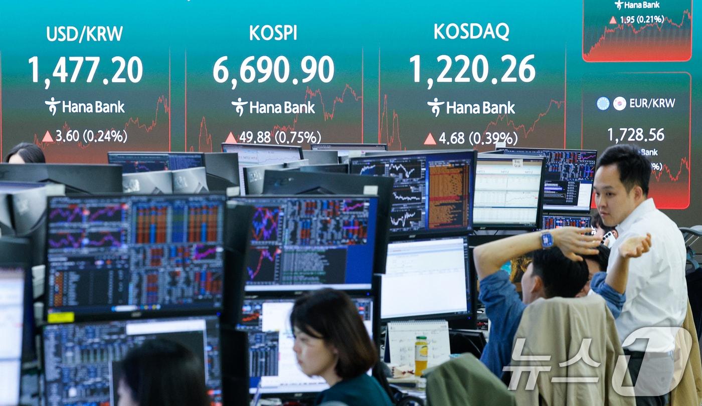 본문 이미지 - 코스피가 종가 기준 사상 최고치를 기록한 29일 오후 서울 중구 하나은행 본점 딜링룸에 종가가 나오고 있다.  2026.4.29 ⓒ 뉴스1 안은나 기자