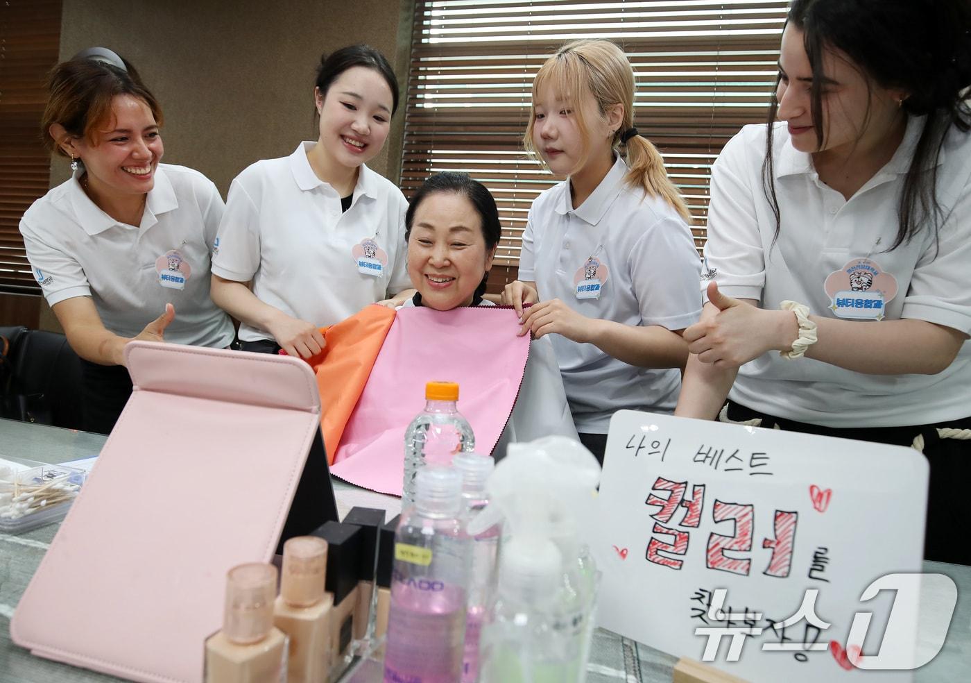 본문 이미지 - 29일 영진전문대 뷰티융합과 학생들이 대구 북구 농협대구본부에서 지역 농업인의 건강과 활력을 위한 뷰티 케어 봉사에 참여해 퍼스널컬러 테스트를 진행하고 있다. 2026.4.29 ⓒ 뉴스1 공정식 기자