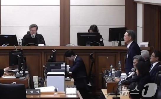 본문 이미지 - 윤석열 전 대통령이 29일 오후 서울 서초구 서울고등법원에서 열린 특수공무집행방해, 직권남용 권리행사방해 등 혐의 2심 선고 공판에서 선고를 받고 있다. (서울고등법원 제공. 재판매 및 DB 금지) 2026.4.29 ⓒ 뉴스1