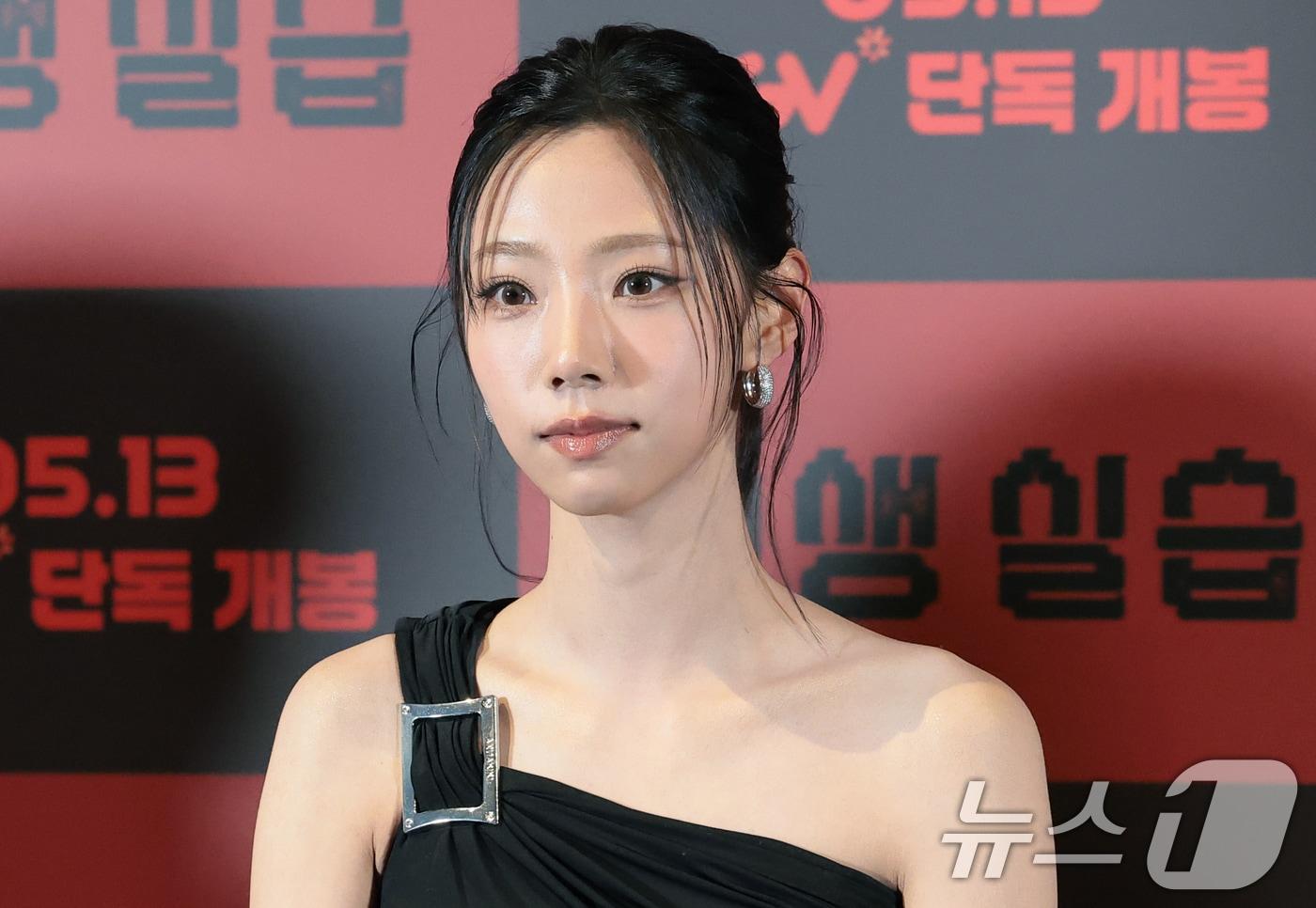 본문 이미지 - 배우 이여름이 29일 서울 용산구 CGV용산아이파크몰에서 열린 영화 '교생실습'(감독 김민하) 언론시사회에 참석해 옅은 미소를 짓고 있다. '교생실습'은 수능 귀신에 맞서 죽음의 모의고사를 치르게 된 열혈 MZ 교생 은경(한선화 분)과 흑마술 동아리 소녀들의 하이스쿨 '호러블리(호러+러블리)' 코미디 영화다. 2026.4.29 ⓒ 뉴스1 권현진 기자