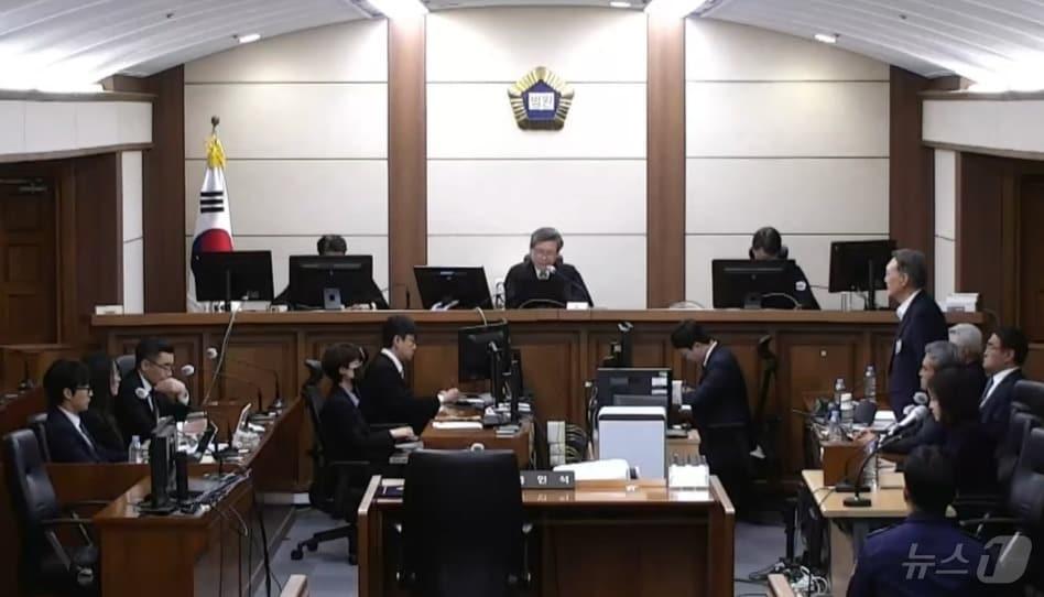 본문 이미지 - 윤석열 전 대통령이 29일 오후 서울 서초구 서울고등법원에서 열린 특수공무집행방해, 직권남용 권리행사방해 등 혐의 2심 선고 공판에서 선고를 받고 있다. (서울고등법원 제공. 재판매 및 DB 금지) 2026.4.29 ⓒ 뉴스1