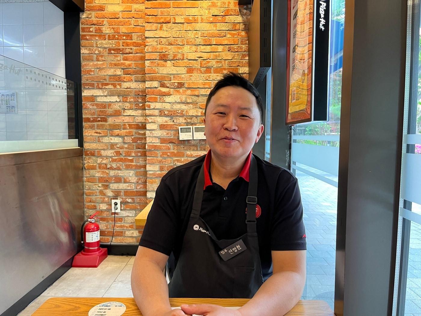 본문 이미지 -  28일 서울 광진구 피자헛 구의점에서 만난 안명현 점주가 인터뷰에 응하고 있다.