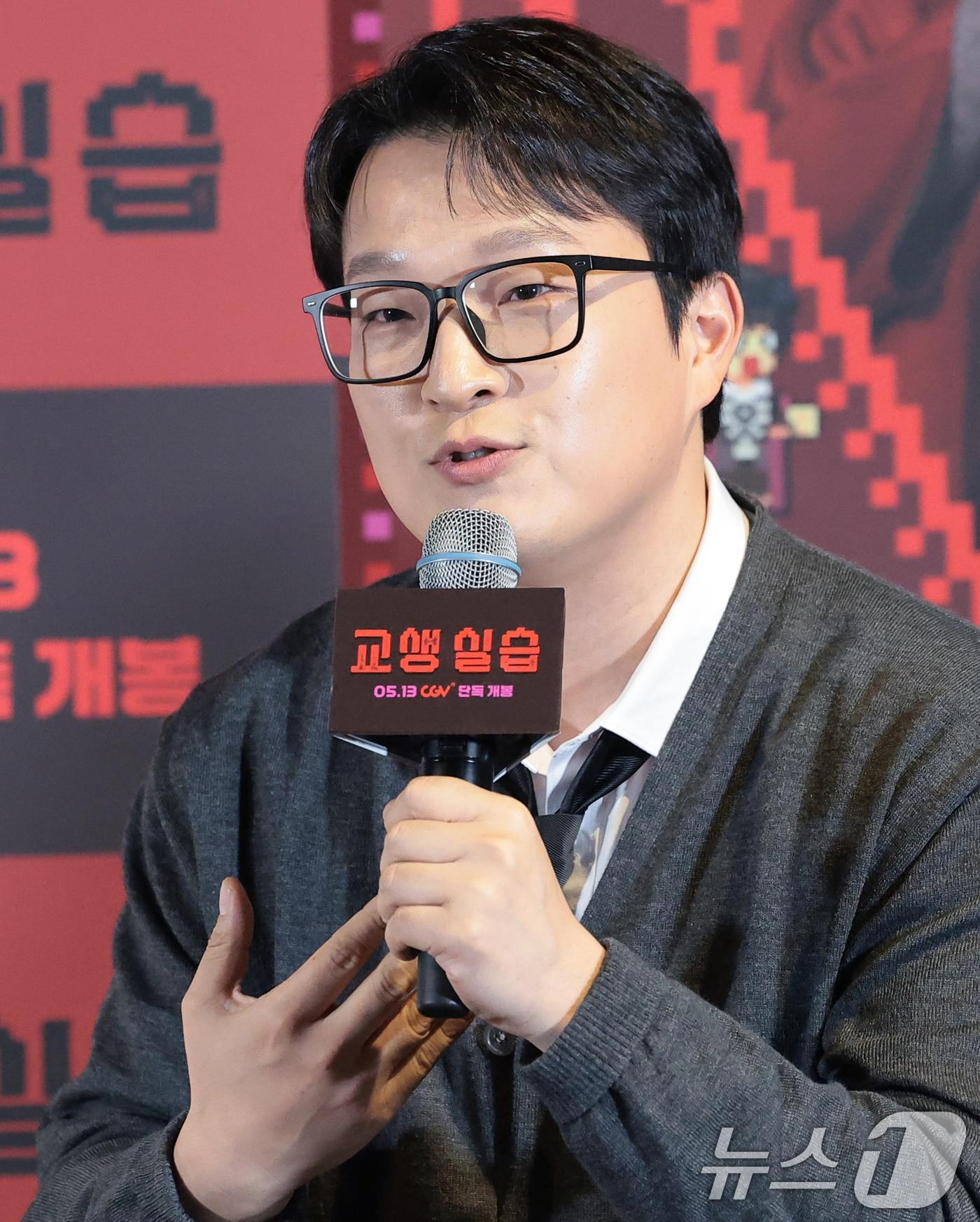 본문 이미지 - 김민하 감독이 29일 서울 용산구 CGV용산아이파크몰에서 열린 영화 '교생실습' 언론시사회에 참석해 취재진 질문에 답하고 있다. '교생실습'은 수능 귀신에 맞서 죽음의 모의고사를 치르게 된 열혈 MZ 교생 은경(한선화 분)과 흑마술 동아리 소녀들의 하이스쿨 '호러블리(호러+러블리)' 코미디 영화다. 2026.4.29 ⓒ 뉴스1 권현진 기자