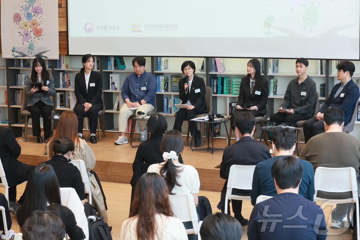 본문 이미지 - 원민경 성평등가족부 장관이 서울 중구 커뮤니티하우스 마실에서 열린 '제 1차 성별균형 현장 정책제안 성평등 언박싱 토크'에 참석해 청년들과 함께 '청년의 몸과 마음, 성별의 상자열기'를 주제로 대화하고 있다. (성평등가족부 제공. 재판매 및 DB 금지) 2026.4.29 ⓒ 뉴스1