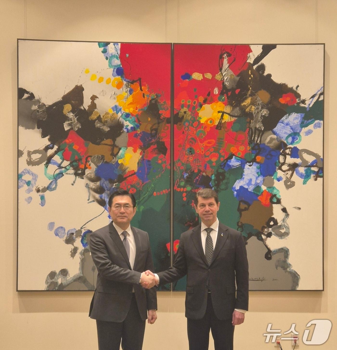 본문 이미지 - 정연두 외교전략정보본부장은 뉴욕에서 28일(현지시간) 올렉산드르 미셴코 우크라이나 외교차관과 만났다 (외교부 제공)