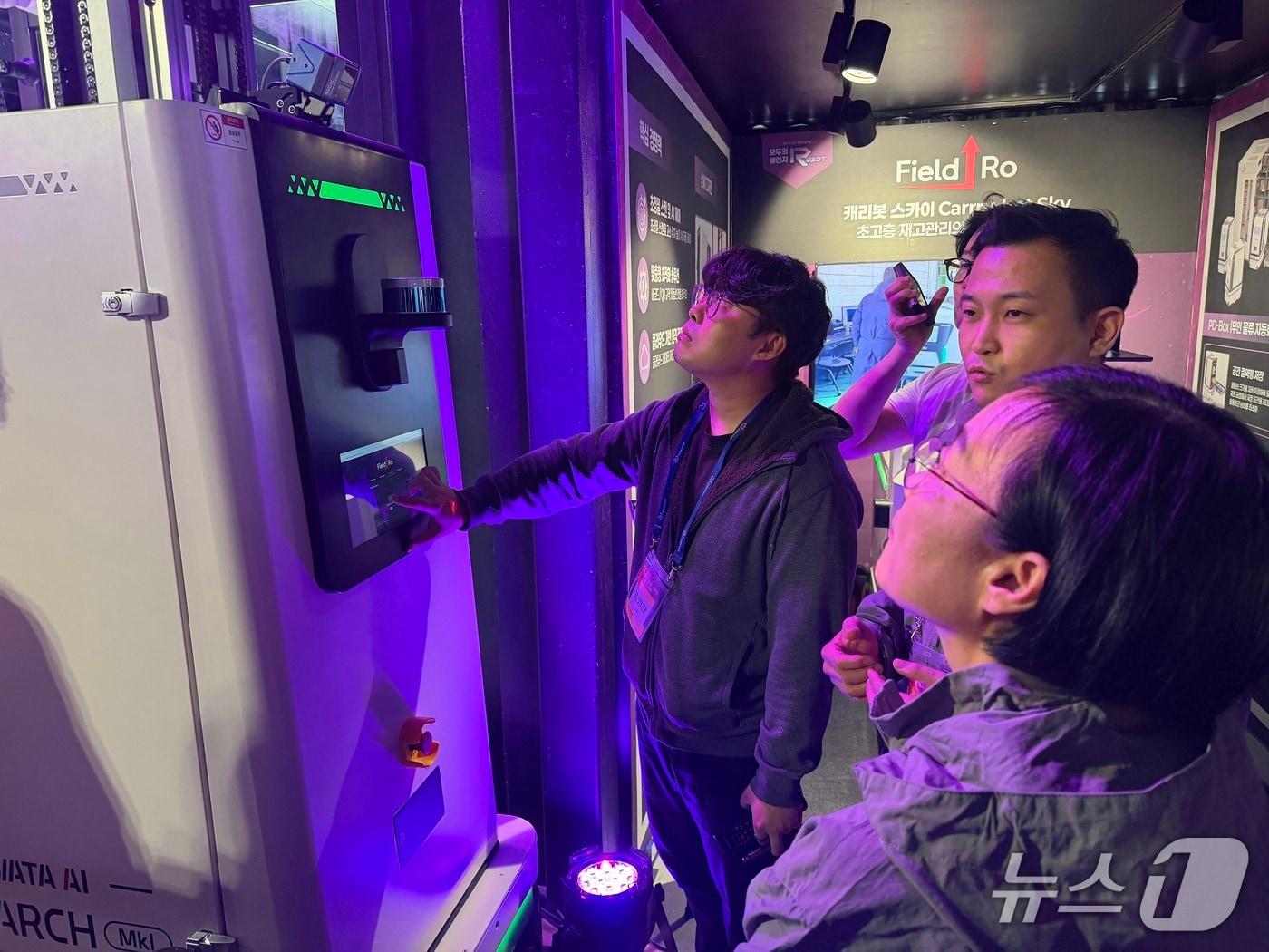 본문 이미지 - 한성숙 중기부 장관이 물류 로봇 시연을 직접 보고 있다. ⓒ뉴스1 신민경 기자