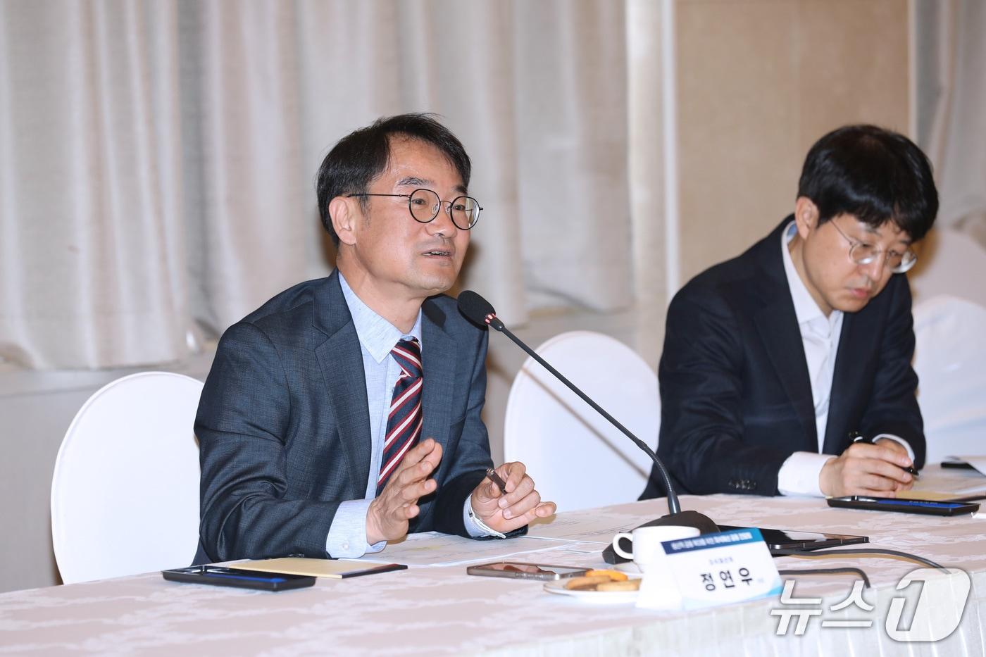 본문 이미지 - 정연우 지식재산처 차장(왼쪽)이 '지식재산 금융 간담회'에서 인사말을 하고 있다. (지식재산처 제공·재판매 및 DB금지)/뉴스1
