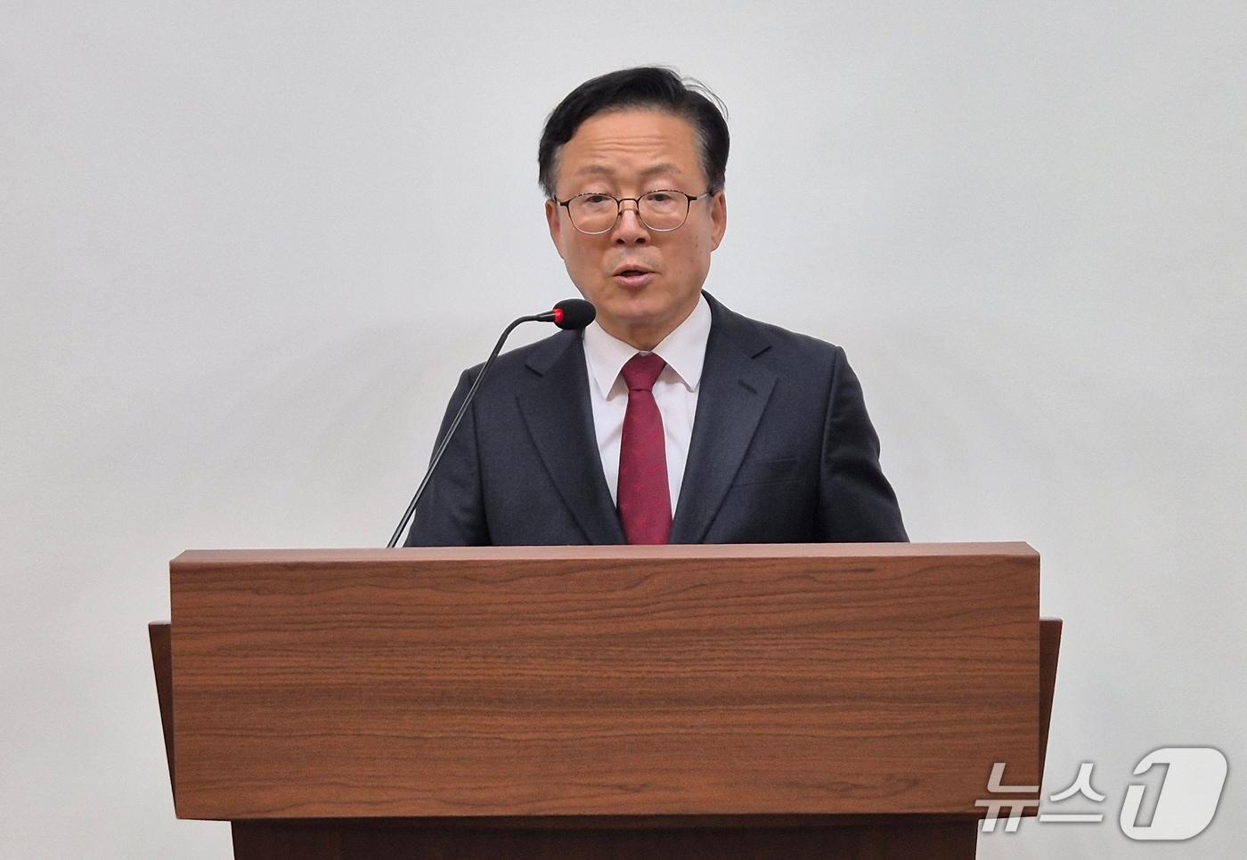 본문 이미지 - 국민의힘 충주시장 경선에서 탈락한 정용근 예비후보는 29일 도청 브리핑룸에서 기자회견을 열어 "전날 이동석 충주시장 후보에 대한 효력정지 가처분을 신청했다"고 밝혔다. 2026.4.29/뉴스1