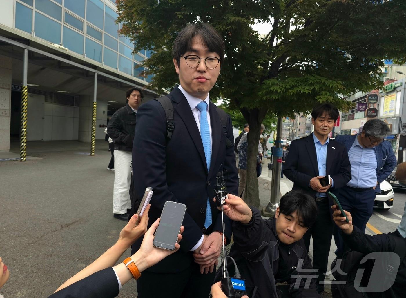 본문 이미지 - 29일 하정우 전 청와대 AI미래기획수석비서관이 부산 구포역에 도착해 취재진 질문에 답하고 있다. 하 전 수석은 오는 6월 3일 열리는 국회의원재보궐선거에서 부산 북구갑에서 더불어민주당 후보로 출마할 예정이다. 2026.4.29 ⓒ 뉴스1 이주현 기자