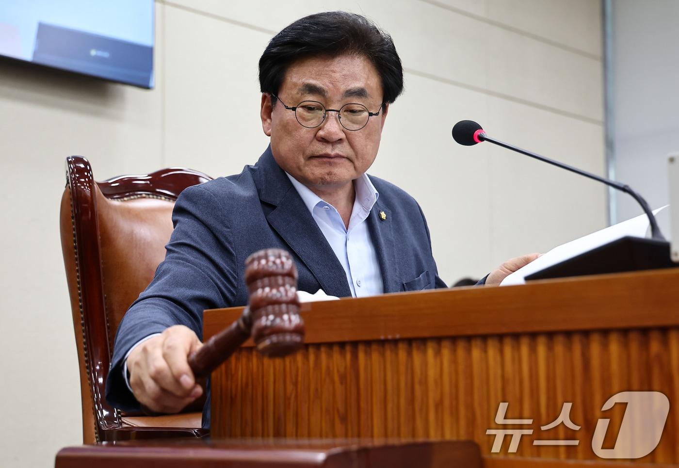 본문 이미지 - 소병훈 보건복지위원장이 29일 서울 여의도 국회에서 제434회 국회(임시회) 폐회중 열린 보건복지위원회 전체회의 제1차 전체회의에서 의사봉을 두드리고 있다. 2026.4.29 ⓒ 뉴스1 김도우 기자