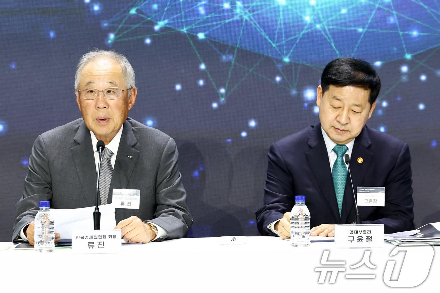 본문 이미지 - 류진 한국경제인협회 회장이 29일 오후 서울 서초구 aT센터에서 열린 민관합동 청년뉴딜 보고회에서 인사말을 하고 있다. 오른쪽은 구윤철 부총리 2026.4.29 ⓒ 뉴스1 최지환 기자
