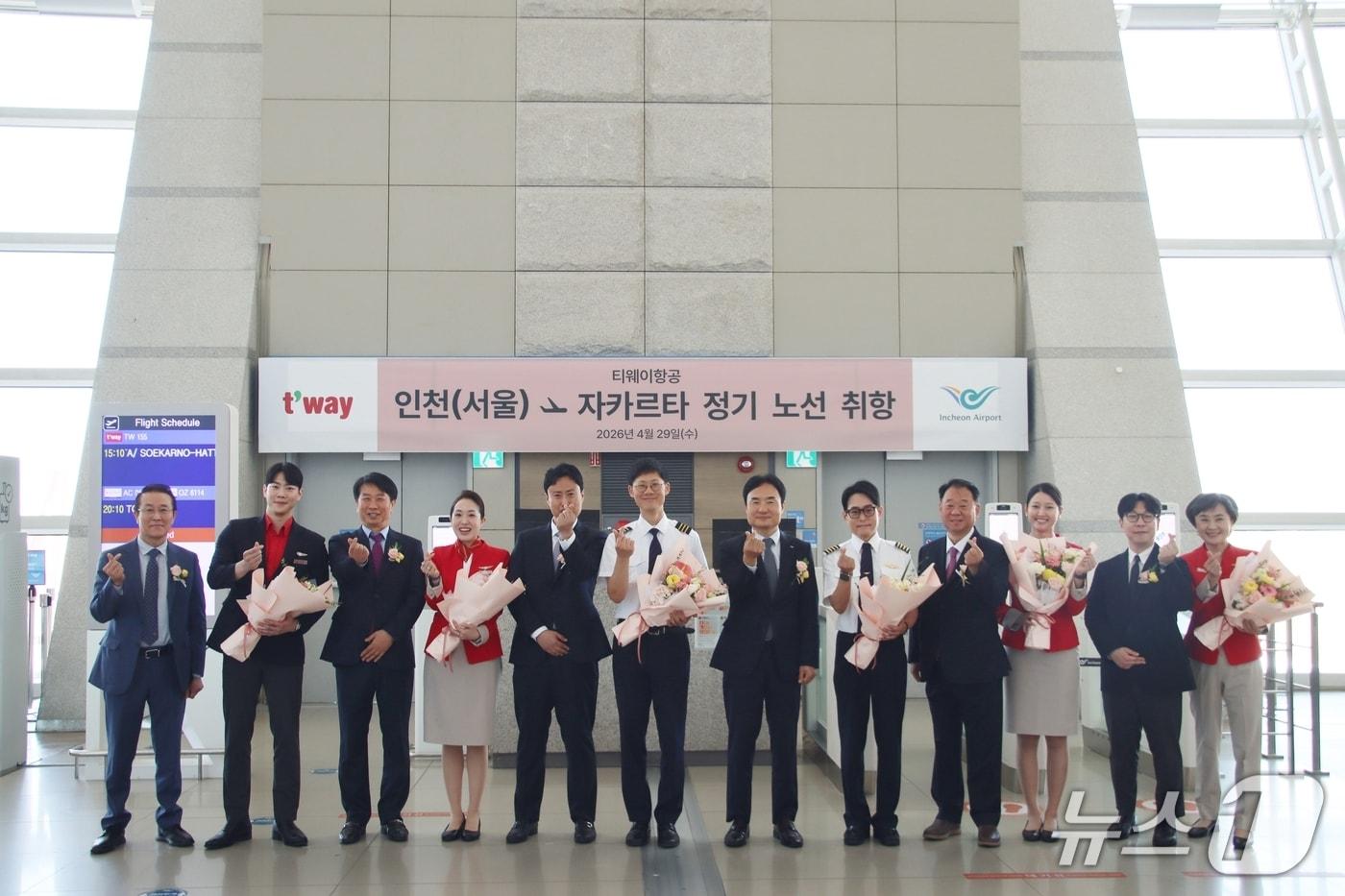 본문 이미지 - 29일인천국제공항에서 인천국제공항공사 이상용 신사업본부장(우측에서 여섯번째), 티웨이항공 안우진 부대표(좌측에서 다섯번째), 티웨이항공 유근태 종합통제 총괄 임원(좌측에서 세번째), 티웨이항공 황영조 여객지원 담당 임원(우측에서 네번째), 티웨이항공 조병태 인천지점장(좌측에서 첫번째) 및 관계자들이 인천-자카르타 노선 신규 취항식을 진행하고 기념사진을 촬영하고 있다.(티웨이항공 제공)