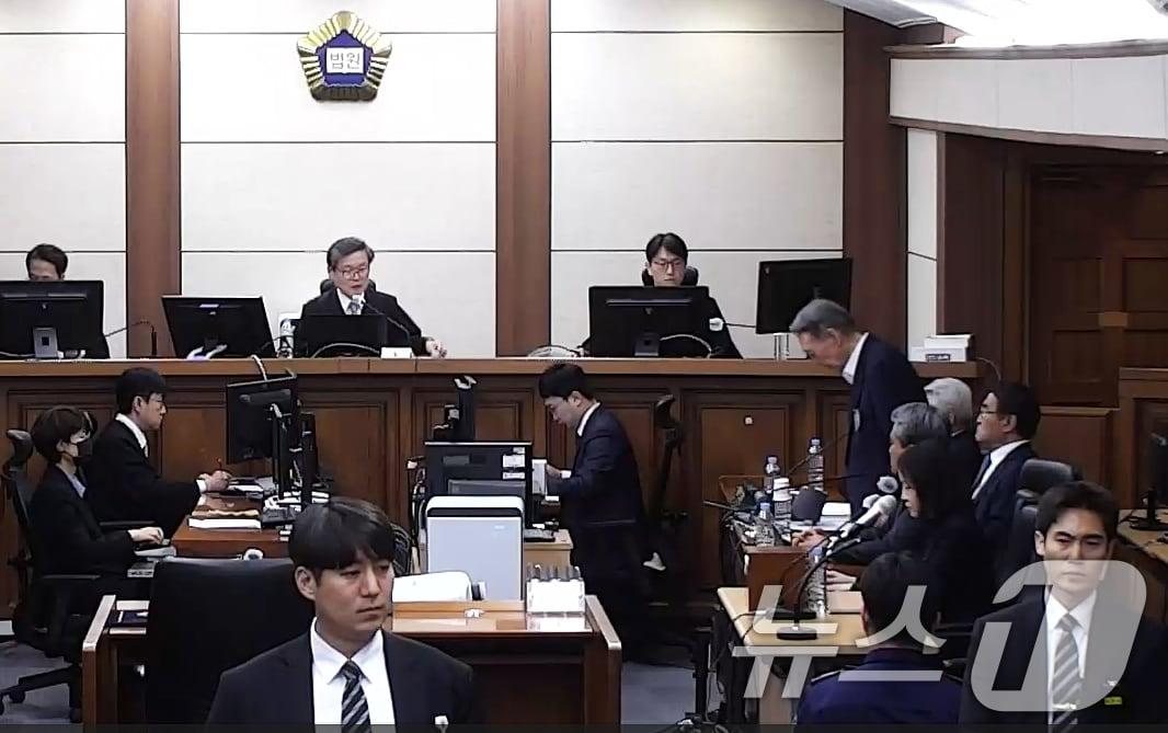 본문 이미지 - 특수공무집행방해·직권남용 권리행사방해 등의 혐의를 받는 윤석열 전 대통령이 29일 서울 서초구 서울고등법원에서 열린 항소심 선고공판에서 징역 7년을 선고받은 후 고개 숙여 인사하고 있다. (서울고등법원 제공 영상 캡쳐. 재판매 및 DB 금지) 2026.4.29 ⓒ 뉴스1 오대일 기자