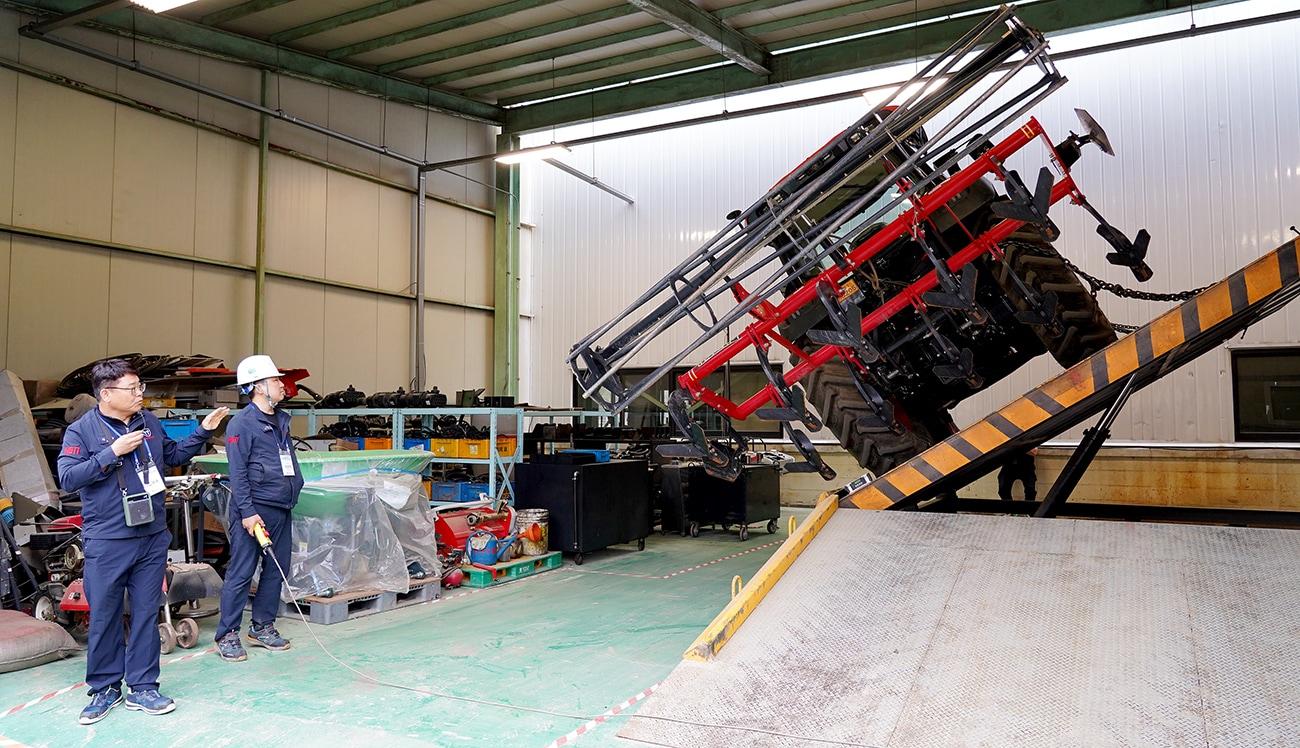 본문 이미지 - 김재옥 대동 차량시험팀장이 2026 대동 테크데이에서 트랙터 시험 현장 투어를 진행하고 있다. 2026.4.28 뉴스1 ⓒ News1 (대동 제공)