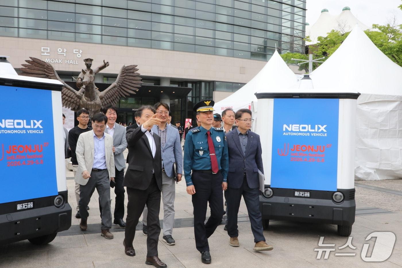 본문 이미지 - 이재영 전북경찰청장이 제27회 전주국제영화제 개막식 행사가 진행되는 29일 한국소리문화의전당 모악당을 찾아 현장 안전점검을 하고 있다.(전북경찰청 제공. 재판매 및 DB 금지)