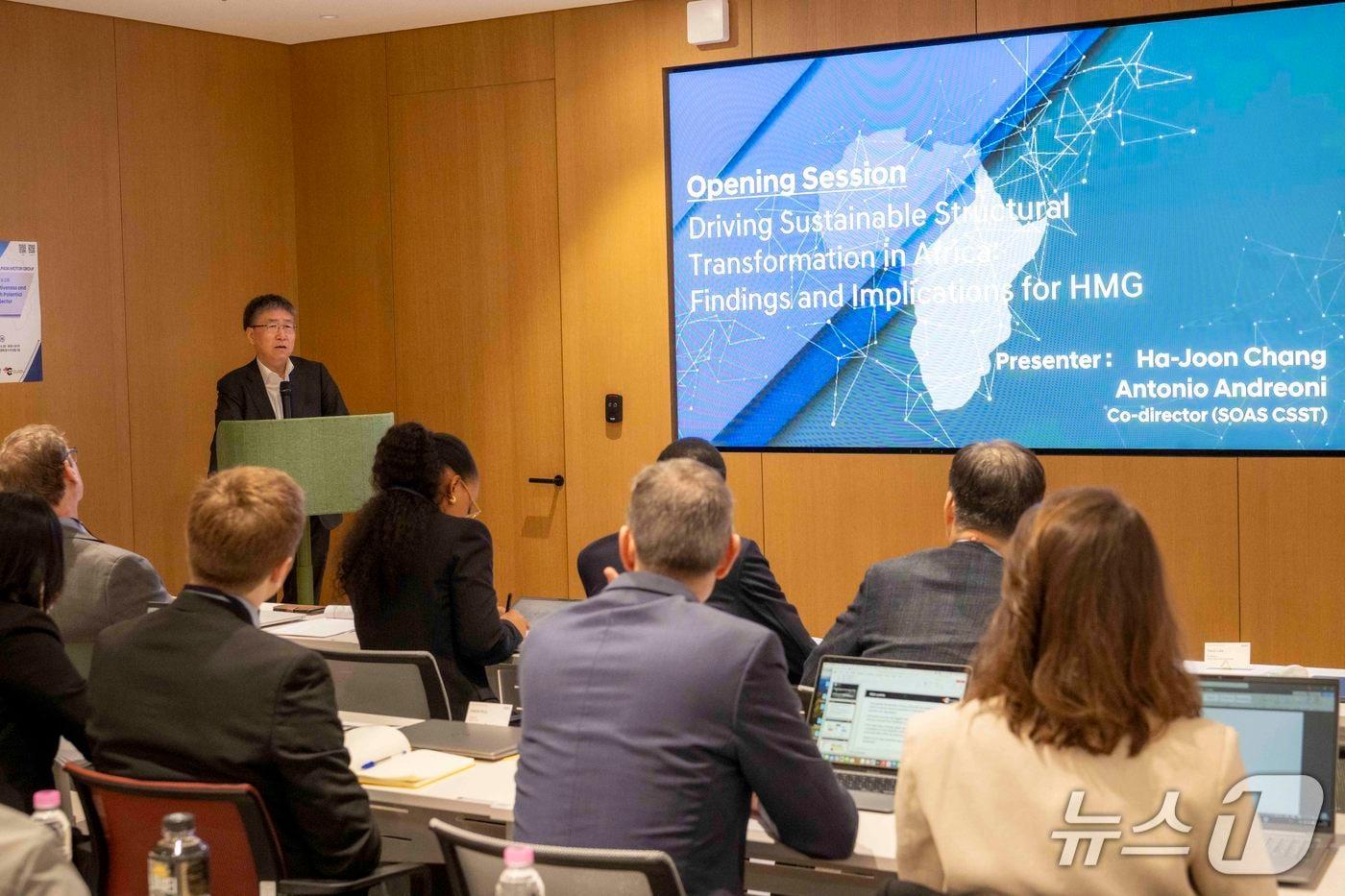 본문 이미지 - 장하준 영국 런던대학교 SOAS 산하 지속가능한 구조 전환 연구소(CSST) 공동소장이 29일 서울 양재 현대자동차그룹 사옥에서 열린 연구 성과 보고회에서 발표를 하고 있다(현대차그룹 제공). 2026.4.29.