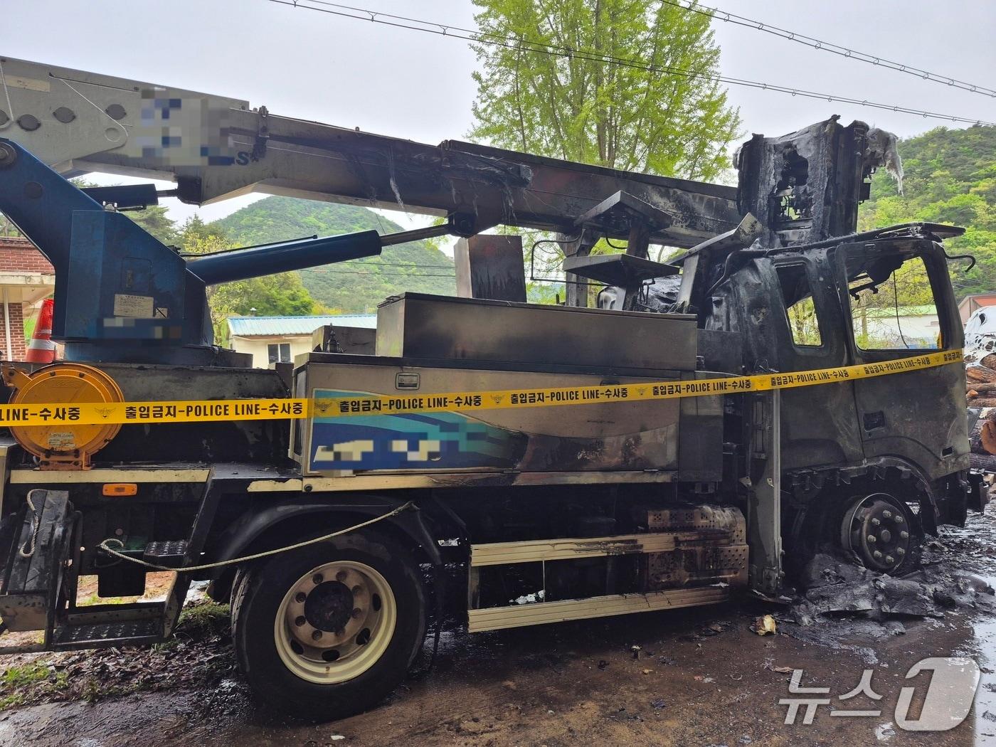 본문 이미지 - 29일 오후 1시 38분께 전북 부안군 상서면의 한 도로에서 주차돼 있던 작업 차량에 불이 났다.(전북소방본부 제공. 재판매 및 DB금지)