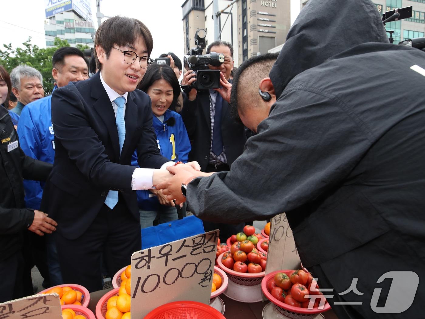 본문 이미지 - 하정우 전 청와대 AI미래기획수석이 29일 오후 부산 북구 구포시장을 찾아 상인과 인사를 하고 있다. 하 전 수석은 전재수 의원이 당 부산시장 후보로 선출되면서 공석이 된 부산 북구갑 지역구에 출마할 전망이다. 2026.4.29 ⓒ 뉴스1 윤일지 기자