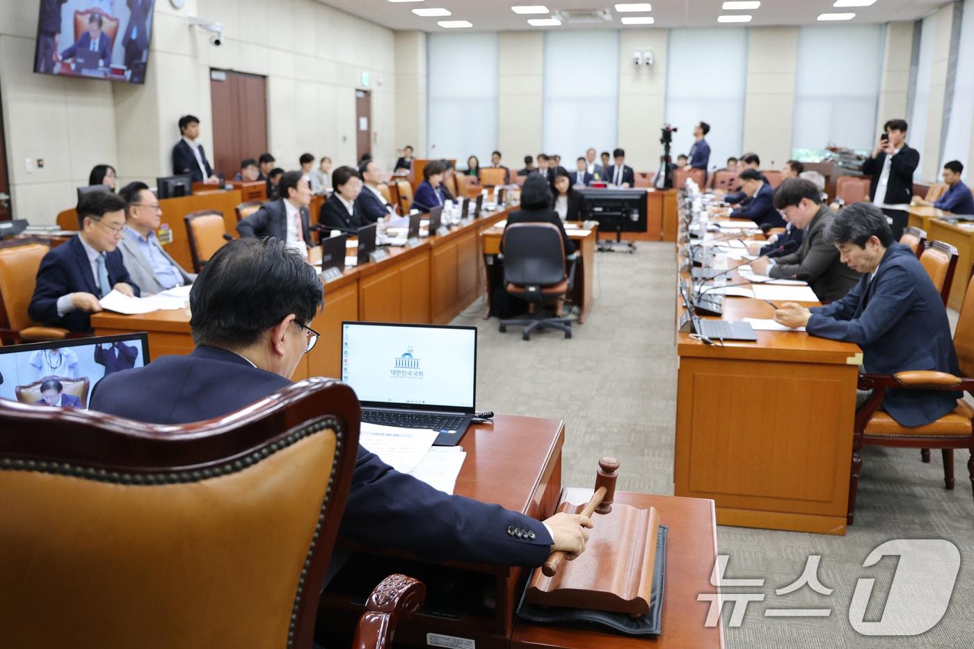 본문 이미지 - 권칠승 위원장이 29일 서울 여의도 국회에서 열린 행정안전위원회 전체회의에서 의사봉을 두드리고 있다. 2026.4.29 ⓒ 뉴스1 신웅수 기자