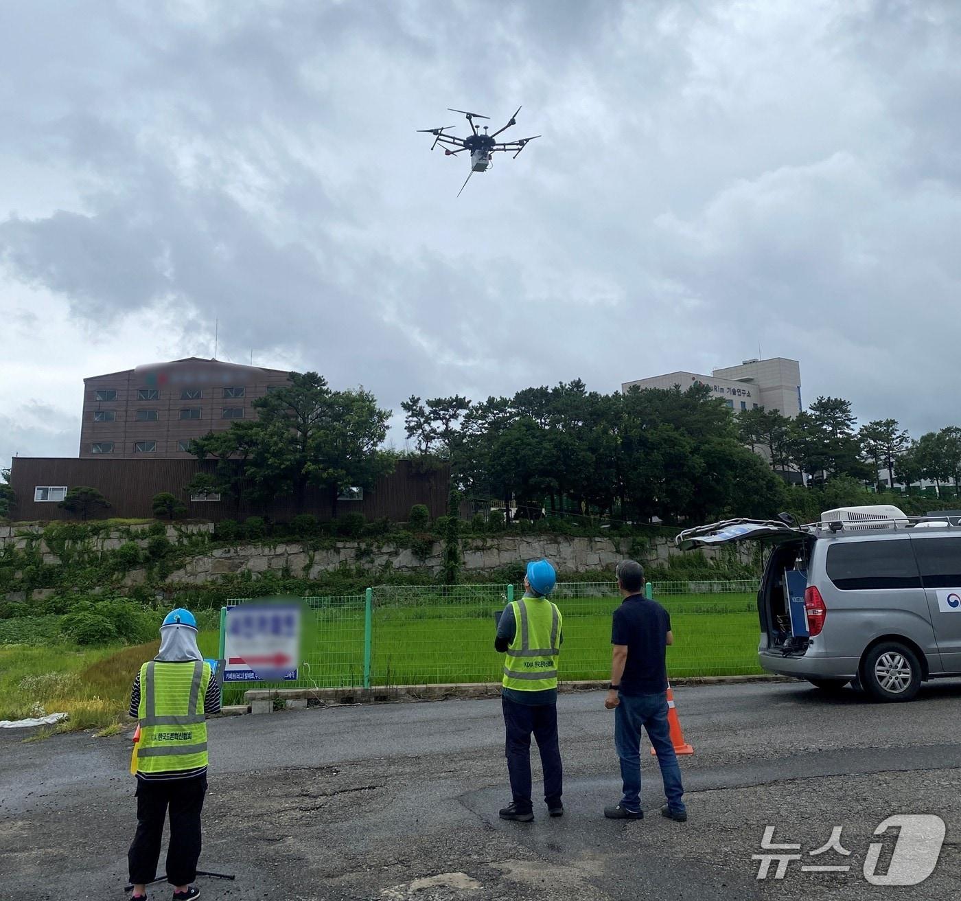 본문 이미지 - 한강청 환경감시단이 지난해 7월 경기 양주시의 한 선별사업장 주변에서 드론으로 대기질을 측정하고 있는 모습.(한강청 제공)