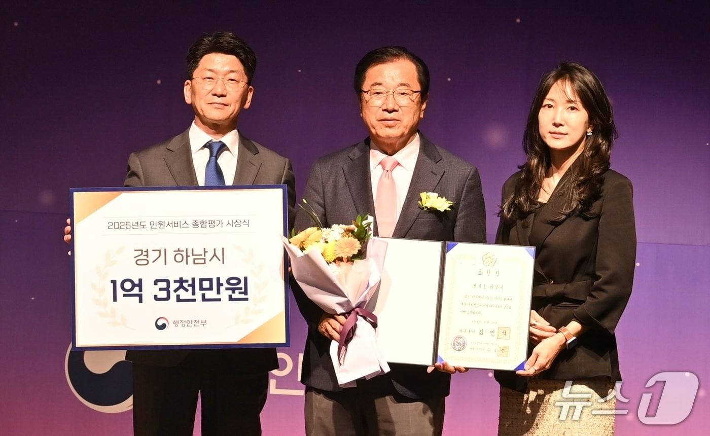 본문 이미지 -  이현재 경기 하남시장이 29일 정부세종청사에서 열린 '2025년 민원서비스 종합평가' 우수기관 시상에서 국무총리 표창을 수상하고 기념사진을 찍고 있다.(하남시 제공. 재판매 및 DB 금지)/뉴스1