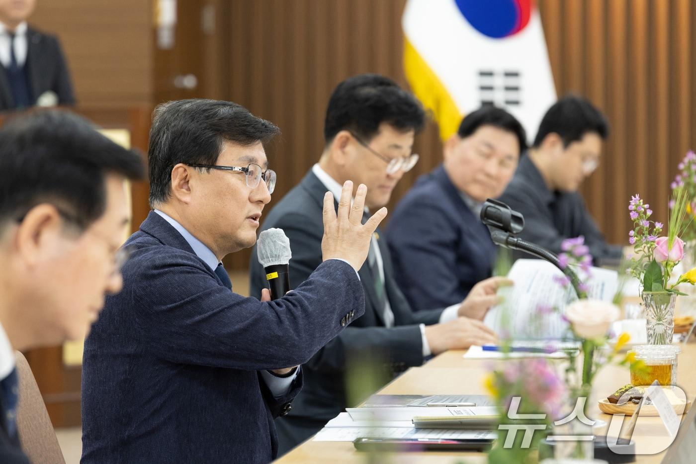 본문 이미지 - 김성환 기후에너지환경부 장관이 29일 경남 김해시 김해상공회의소에서 김해지역 상공인들과 간담회를 갖고 기후부의 산업 탈탄소 정책에 대한 산업계 의견을 나누고 있다. (기후에너지환경부 제공. 재판매 및 DB 금지) 2026.4.29 ⓒ 뉴스1