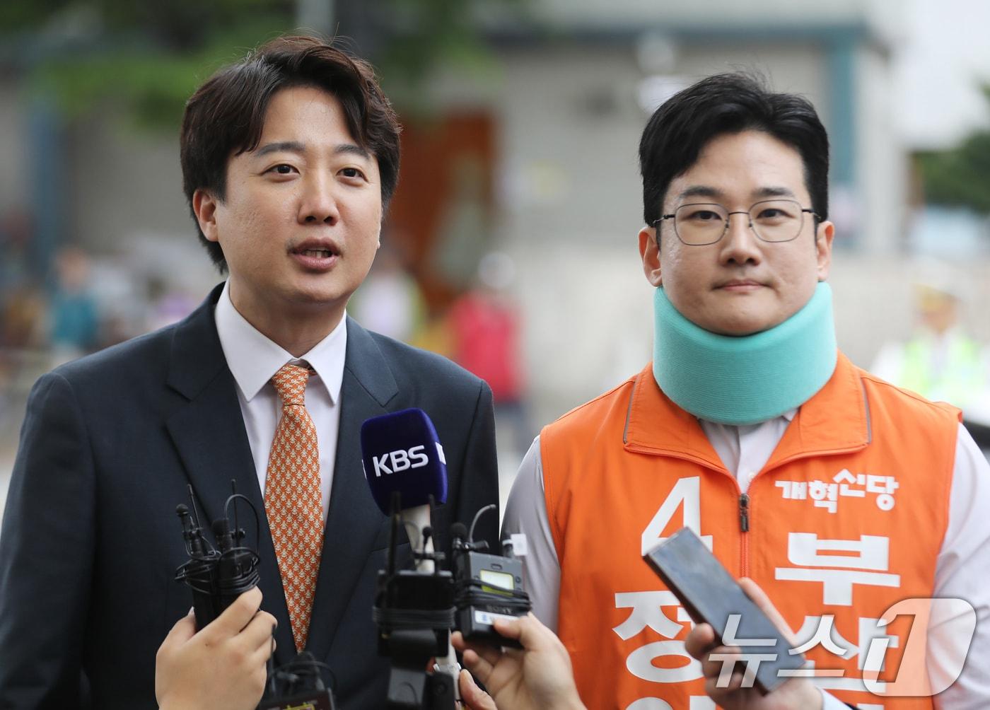 본문 이미지 - 이준석 개혁신당 대표와 정이한 부산시장 후보가 29일 부산 북구 구포시장에서 취재진 질문에 답하고 있다. 2026.4.29 ⓒ 뉴스1 윤일지 기자