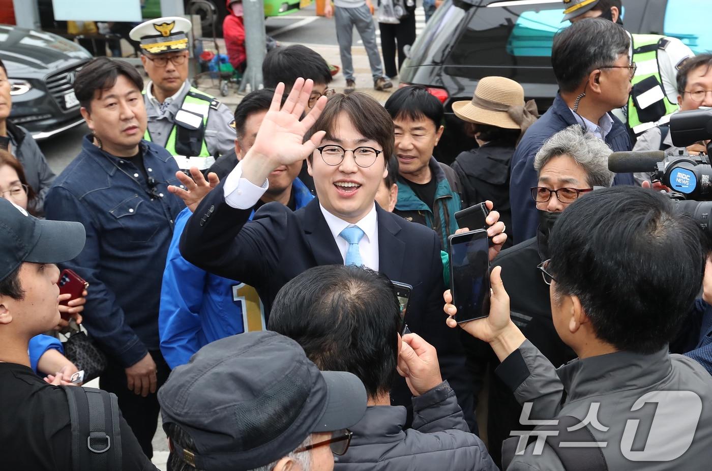 본문 이미지 - 하정우 전 청와대 AI미래기획수석이 29일 오후 부산 북구 구포시장을 찾아 시민들에게 인사하고 있는 모습 ⓒ 뉴스1 윤일지 기자
