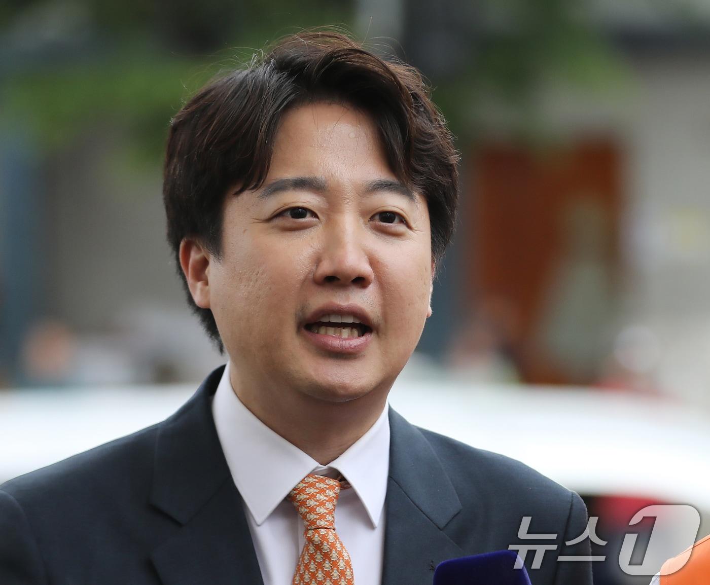 본문 이미지 - 이준석 개혁신당 대표가 29일 부산 북구 구포시장을 찾아 취재진 질문에 답하고 있다. 2026.4.29 ⓒ 뉴스1 윤일지 기자