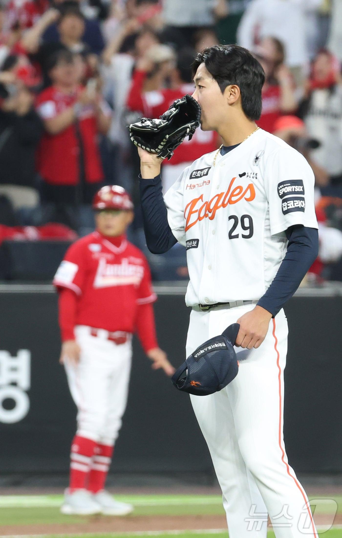 본문 이미지 - 29일 대전 한화생명볼파크에서 열린 2026 신한 SOL KBO리그 SSG 랜더스와 한화 이글스의 경기에서 2회초 한화 황준서가 1과 2/3이닝 동안 4실점 하고 있다. 2026.4.29 ⓒ 뉴스1 김기남 기자