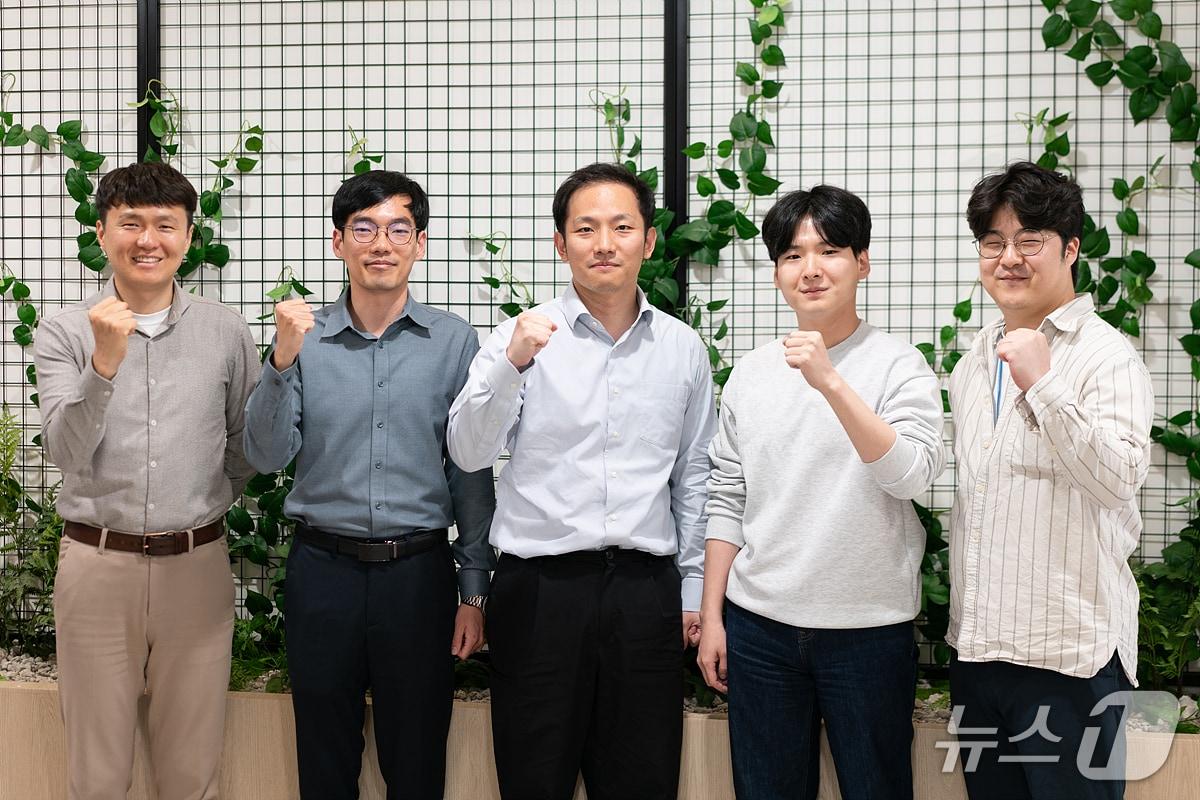 본문 이미지 - 자발적으로 AI 개발에 나선 과학기술정보통신부 소속 AI 사피엔스팀. (왼쪽부터) 이배현 주무관(정보통신방송기술정책과), 심항섭 사무관(정보통신산업기반과), 이재호 서기관(인공지능정책기획과), 이지성 사무관(인공지능안전신뢰지원과), 배준기 사무관(인공지능전환지원과) 2026.4.28 ⓒ 뉴스1 이기범 기자