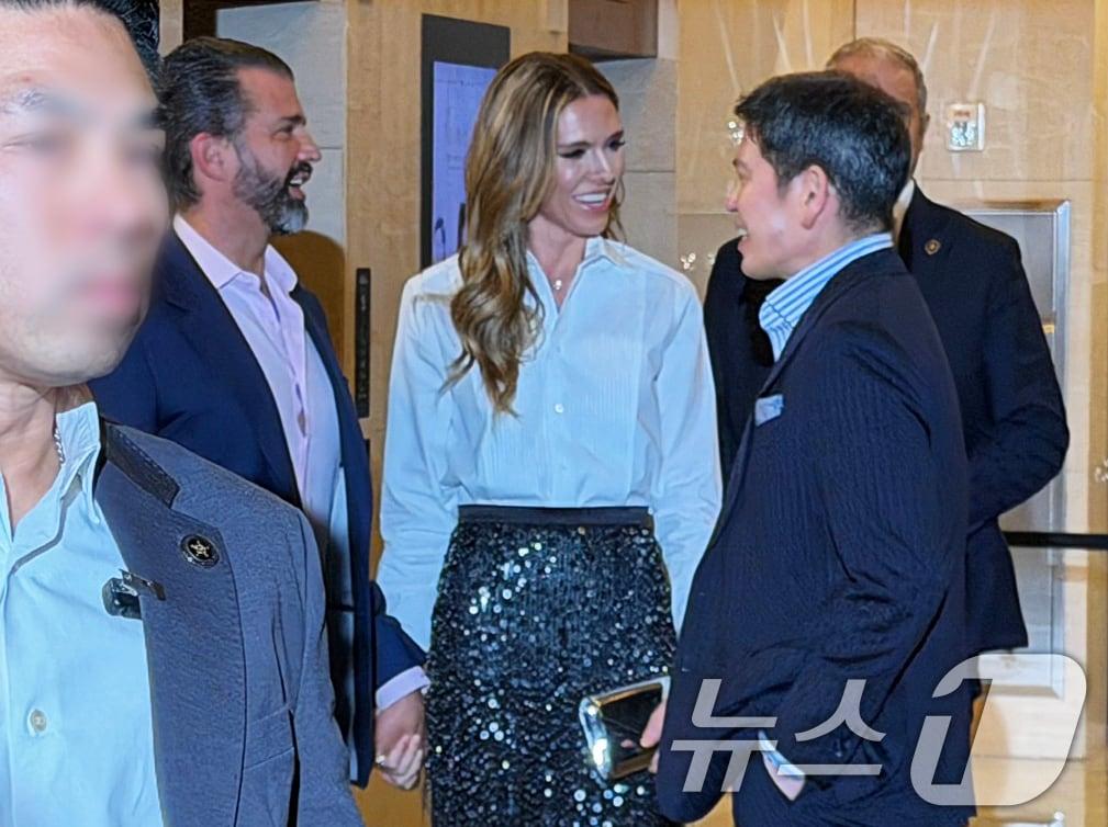 본문 이미지 - 도널드 트럼프 미국 대통령의 장남인 트럼프 주니어가 29일 오후 서울 송파구 롯데콘서트홀에서 열린 정용진 신세계그룹 회장의 부인 한지희씨의 데뷔 앨범 발매 기념 콘서트에 참석하며 정 회장과 대화하고 있다. 2026.4.29 ⓒ 뉴스1 윤수희 기자