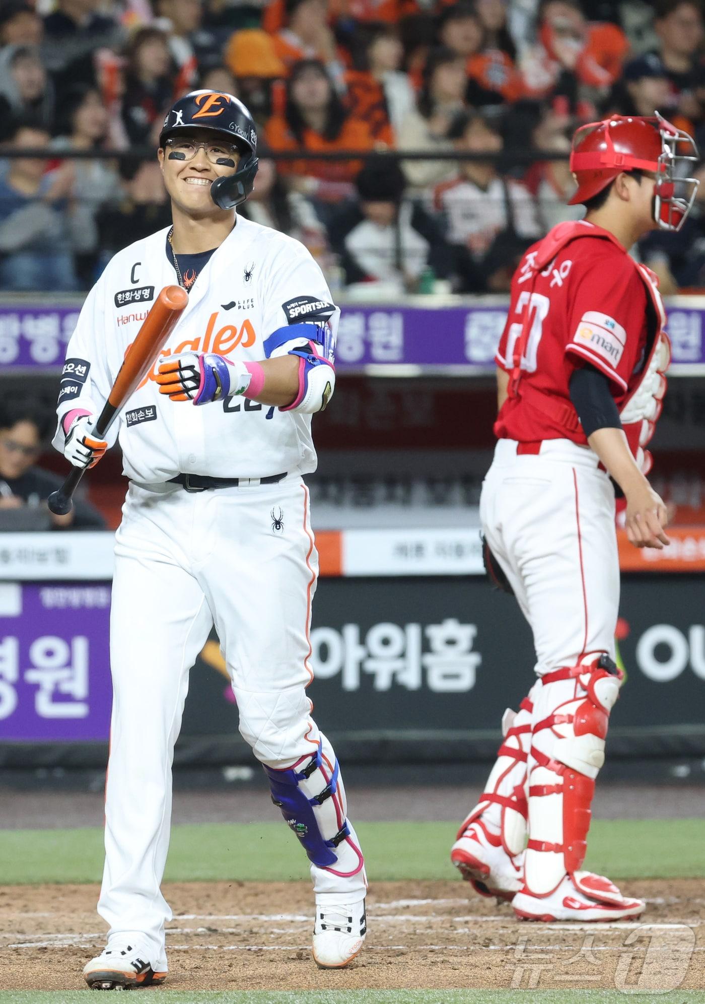 본문 이미지 - 29일 대전 한화생명볼파크에서 열린 2026 신한 SOL KBO리그 SSG 랜더스와 한화 이글스의 경기에서 3회말 2사 만루에서 채은성이 삼진으로 물러나고 있다. 2026.4.29 ⓒ 뉴스1 김기남 기자