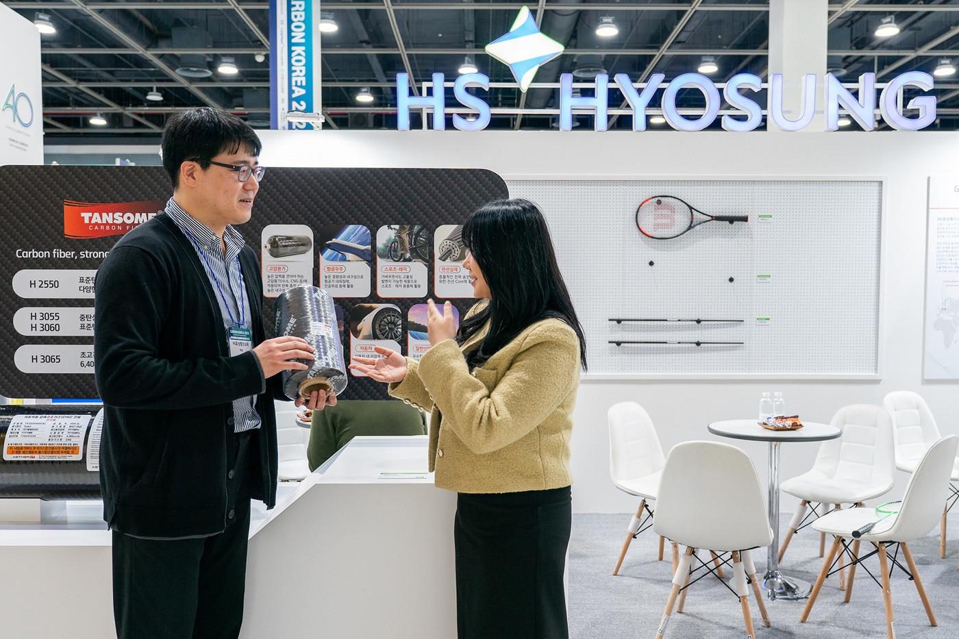 본문 이미지 - HS효성 관계자가 전시회에 설치한 홍보부스에서 대화를 나누고 있다.(HS효성 제공)/뉴스1