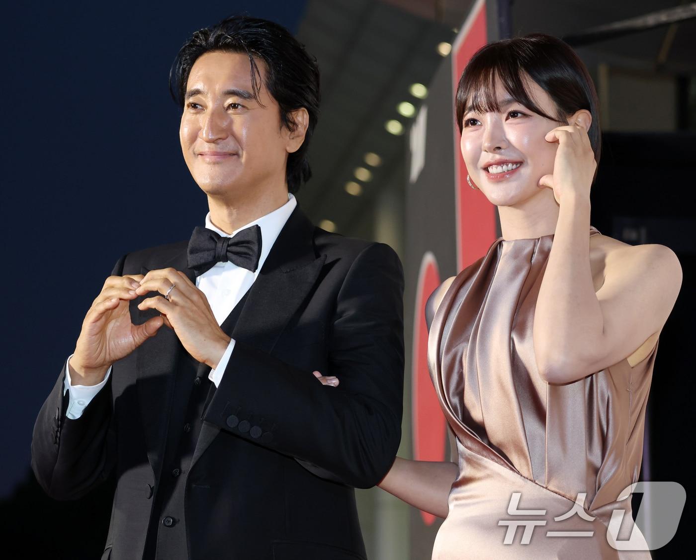 본문 이미지 - 배우 신현준(왼쪽)과 고원희가 29일 전북 전주시 한국소리문화의전당에서 열린 제27회 전주국제영화제 개막식 레드카펫 행사에서 포즈를 취하고 있다. 2026.4.29 ⓒ 뉴스1 유경석 기자