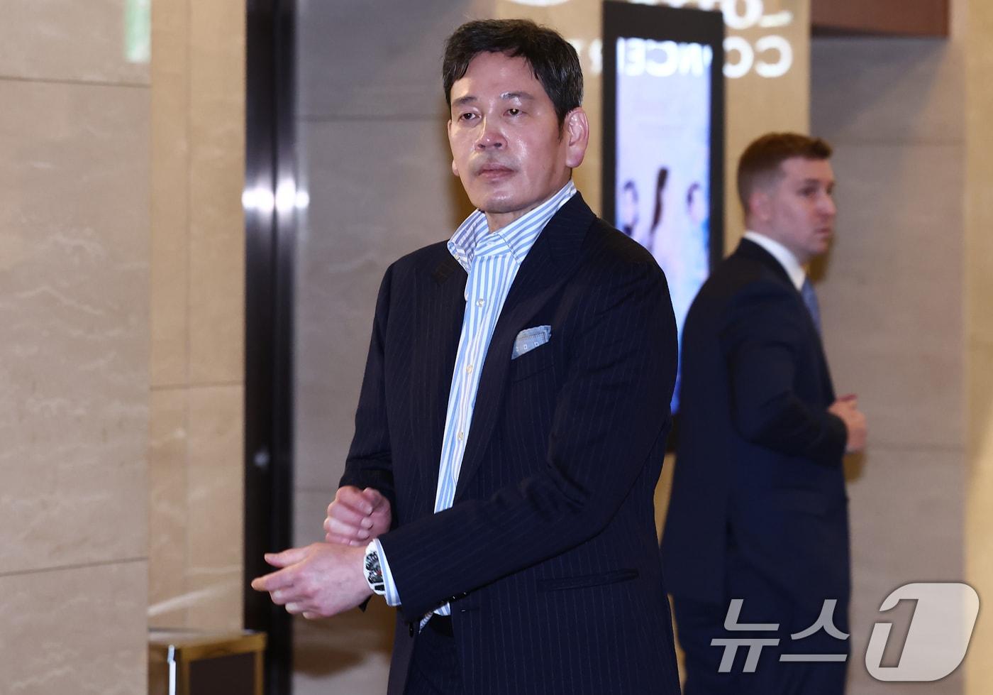 본문 이미지 - 정용진 신세계그룹 회장이 29일 오후 서울 송파구 롯데콘서트홀에서 열린 부인 한지희씨의 데뷔 앨범 발매 기념 콘서트에 참석해 내빈들을 맞이하기 위해 기다리고 있다. 2026.4.29 ⓒ 뉴스1 김민지 기자