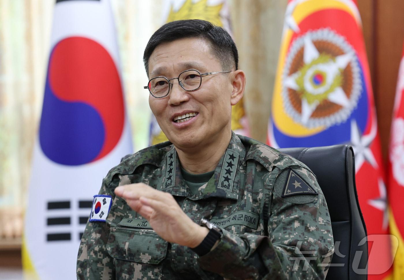 본문 이미지 - 김규하 육군참모총장(대장)은 지난 4일 진행된 '뉴스1 초대석' 인터뷰에서 비상계엄 이후 육군이 "여전히 회복 중"이라며 "내부 구성원과의 소통을 넓혀 떨어진 사기를 높이고 있다"라고 말했다. 2026.5.4 ⓒ 뉴스1 김기태 기자