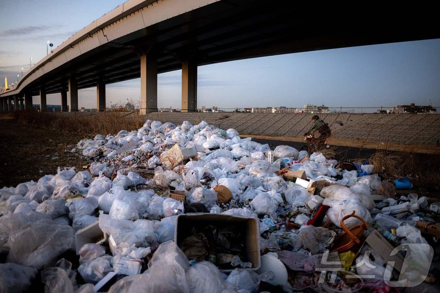 본문 이미지 - 도쿄 에도가와구 아라카와 강변에 쌓여 있는 생활 쓰레기. 2025.2.15. ⓒ AFP=뉴스1