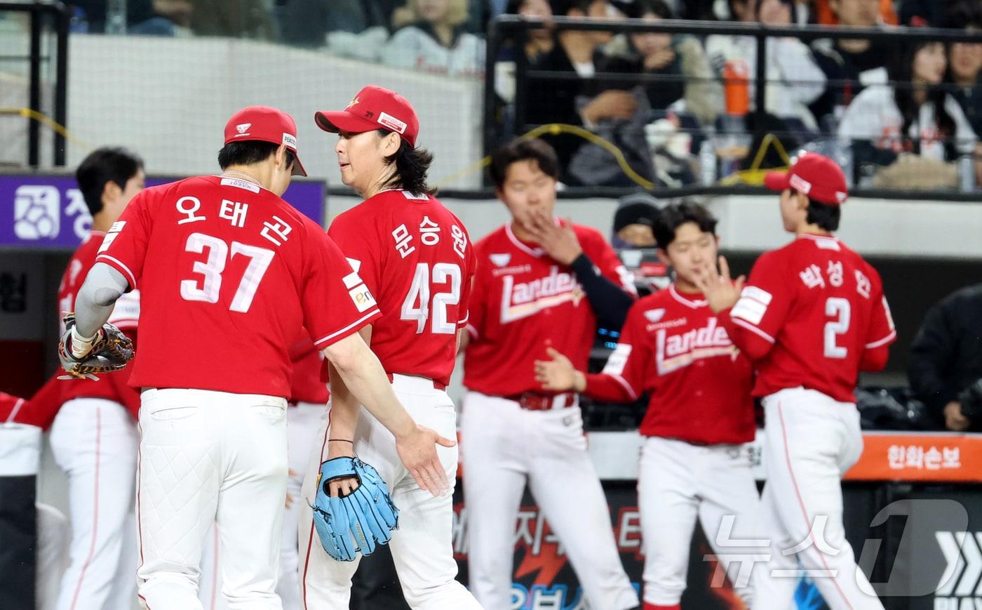 본문 이미지 - 29일 대전 한화생명볼파크에서 열린 2026 신한 SOL KBO리그 SSG 랜더스와 한화 이글스의 경기에서 7회말 SSG 문승원이 무실점 3이닝 호투하며 오태곤의 격려를 받고 있다. 2026.4.29 ⓒ 뉴스1 김기남 기자