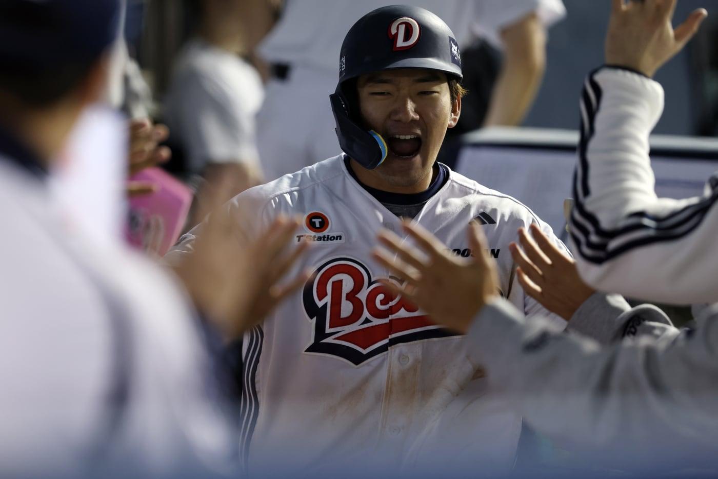 본문 이미지 - 두산 안재석이 29일 삼성전에서 홈런을 친 뒤 더그아웃에서 동료들과 기뻐하고 있다.(두산 베어스 제공)