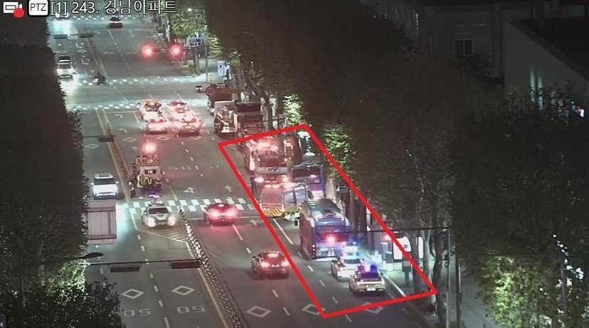 본문 이미지 - 29일 오후 8시 14분쯤 서울 서초구 방배역 인근에서 시내버스가 신호등과 가로등을 들이받는 사고가 발생했다. (서울시 미래첨단교통과(TOPIS) 제공. 재판매 및 DB금지)