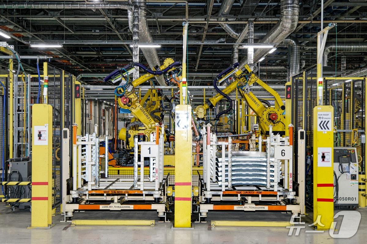 본문 이미지 - GM한국사업장 창원공장 차체공장 내부(GM한국사업장 제공)