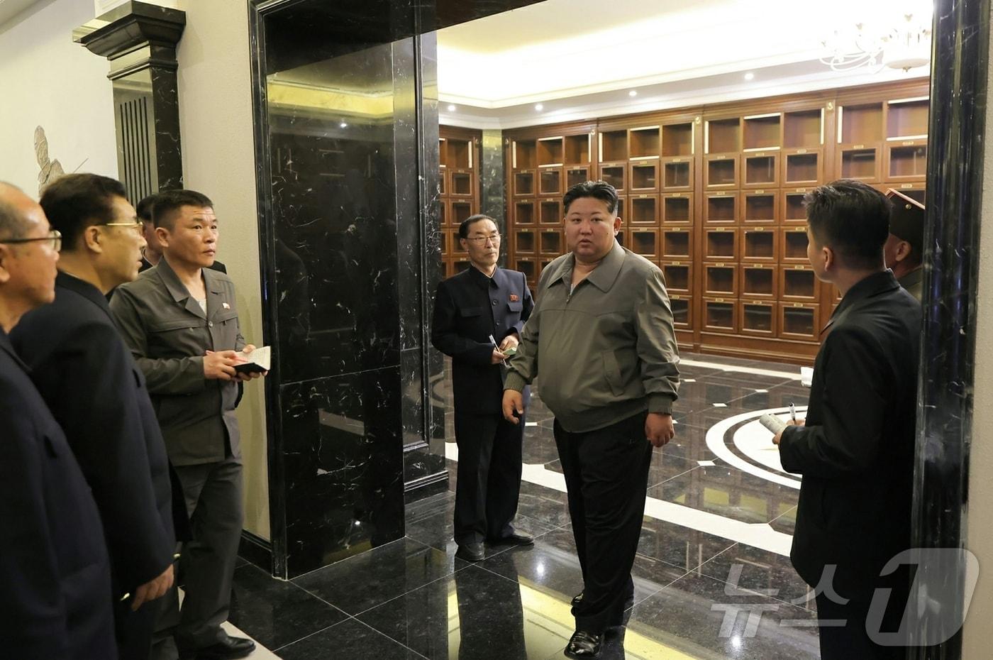 본문 이미지 - (평양 노동신문=뉴스1) = 노동당 기관지 노동신문은 3일 1면에서 "경애하는 김정은 동지께서 해외군사작전 전투위훈기념관 건설장을 현지지도하시었다"라고 보도했다. 이곳은 러시아 파병군 전사자를 추모하는 공간이다. [국내에서만 사용가능. 재배포 금지. DB 금지. For Use Only in the Republic of Korea. Redistribution Prohibited] rodongphoto@news1.kr