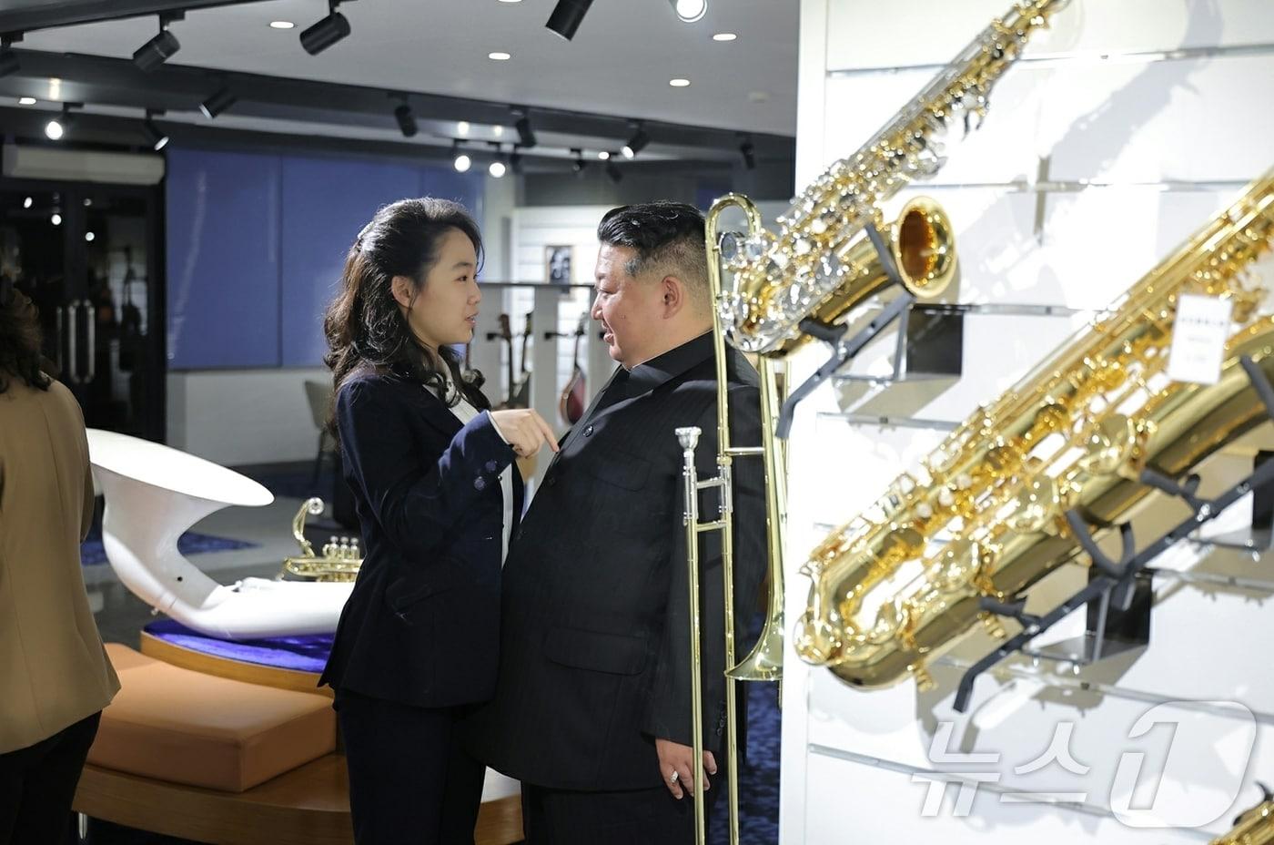 본문 이미지 - (평양 노동신문=뉴스1) = 북한 노동당 기관지 노동신문은 3일 1면에서 "경애하는 김정은 동지께서 개업을 앞둔 화성지구 4단계 구역의 여러 봉사시설을 둘러보시면서 운영준비정형을 료해(파악)하시였다＂고 보도했다. [국내에서만 사용가능. 재배포 금지. DB 금지. For Use Only in the Republic of Korea. Redistribution Prohibited] rodongphoto@news1.kr